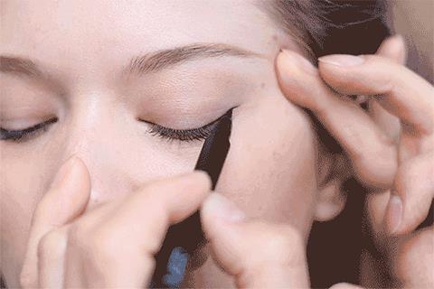 How to use magnetic eyeliner (4)